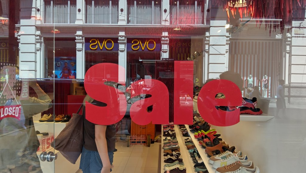Saldi estate 2025, several locations, Milano